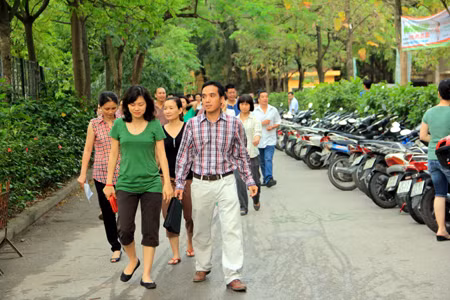 Sợ không kiểm soát được trật tự, nhà trường thông báo chưa bán hồ sơ. Các phụ huynh lộ rõ vẻ thất vọng ra về