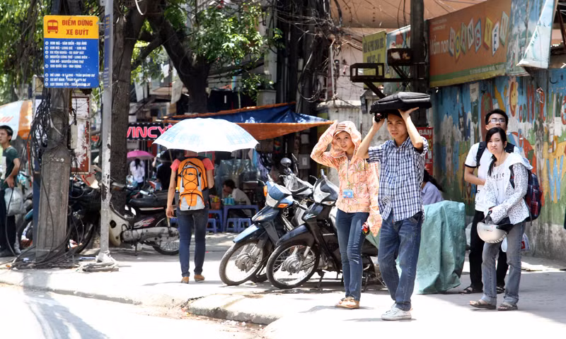 Nhiều điểm chờ xe buýt không có mái che như trên đường Chùa Bộc, Nguyễn Trãi, hành khách phải đứng sát nhà dân, hoặc phải dùng mọi thứ vật dụng như ô, cặp sách che đầu