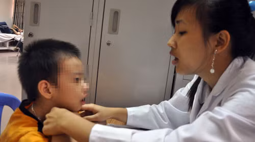 Để phát âm chuẩn phụ âm “kh”: gốc lưỡi chạm nhẹ lên vòm miệng, tạo âm “khừ” trong miệng (chạm tay vào cổ họng thấy rung lên), đẩy hơi mạnh và phát tiếng. Ảnh: Tuổi Trẻ