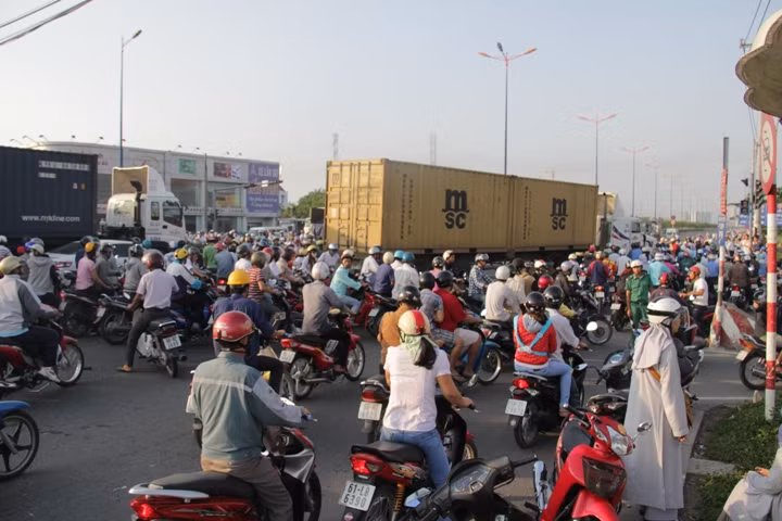 Đến ngã tư Bình Thái bất ngờ chiếc xe container mất thắng...