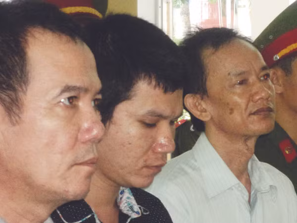 Từ trái qua, cha con ông Hùng, Truyền và ông Tân