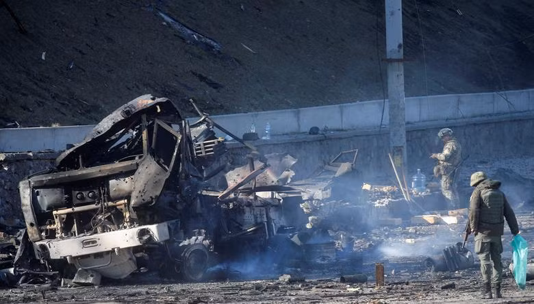 Một chiếc xe quân sự hoá sắt vụn sau cuộc giao tranh giữa lực lượng Nga và Ukraine ở Kiev. Ảnh: Reuters Một chiếc xe quân sự hoá sắt vụn sau cuộc giao tranh giữa lực lượng Nga và Ukraine ở Kiev. Ảnh: Reuters