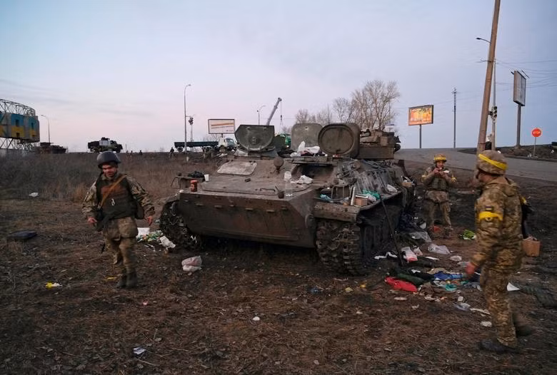 Một chiếc xe bọc thép mà quân đội Ukraine nói là của Nga ở ngoại ô Kharkiv. Ảnh: Reuters Một chiếc xe bọc thép mà quân đội Ukraine nói là của Nga ở ngoại ô Kharkiv. Ảnh: Reuters