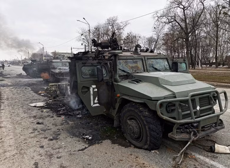 Trong một báo cáo đưa ra ngày 28/2, Bộ Quốc phòng Ukraine tuyên bố quân đội nước này đã tiêu diệt khoảng 5.300 lính Nga, phá hủy 29 máy bay chiến đấu, 29 trực thăng, 191 xe tăng, 816 xe bọc thép chiến đấu, 74 khẩu pháo và hai tàu/xuồng máy. Ảnh: Reuters Trong một báo cáo đưa ra ngày 28/2, Bộ Quốc phòng Ukraine tuyên bố quân đội nước này đã tiêu diệt khoảng 5.300 lính Nga, phá hủy 29 máy bay chiến đấu, 29 trực thăng, 191 xe tăng, 816 xe bọc thép chiến đấu, 74 khẩu pháo và hai tàu/xuồng máy. Ảnh: Reuters