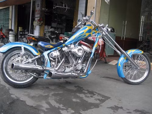  Mẫu chopper Harle Artis sử dụng động cơ S&S nổi tiếng được một người mê xe đưa về Quảng Ninh. Harle Artis có tổng trọng lượng 360 kg