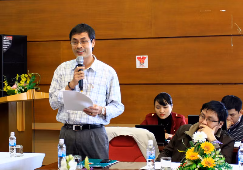 Nhà thơ Hữu Việt, phó tổng biên tập báo Phụ nữ Thủ đô đóng góp ý kiến. Ảnh: Xuân Tùng. Nhà thơ Hữu Việt, phó tổng biên tập báo Phụ nữ Thủ đô đóng góp ý kiến. Ảnh: Xuân Tùng