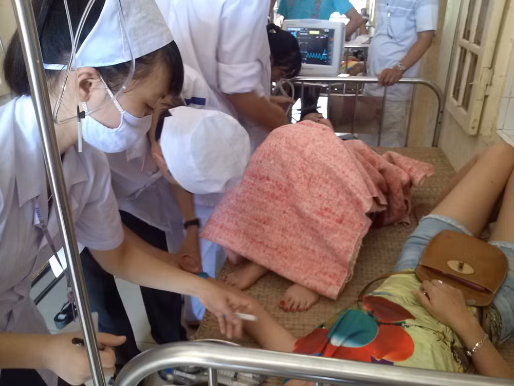 Du khách ngộ độc đang được điều trị tại Bệnh viện Đa khoa Tĩnh Gia, Thanh Hóa. Ảnh: Hoàng Lam