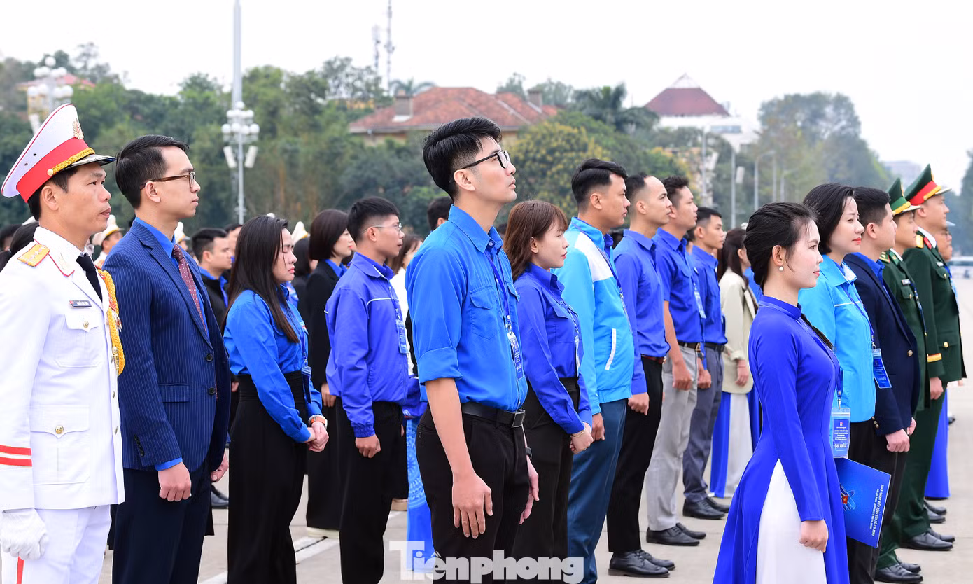 Các đại biểu nghiêm trang thực hiện nghi thức chào cờ tại lễ báo công dâng Bác. Ảnh: Xuân Tùng
