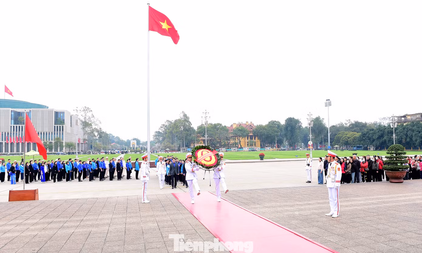 Đoàn đại biểu Giải thưởng Lý Tự Trọng năm 2025 đặt vòng hoa và vào Lăng viếng Chủ tịch Hồ Chí Minh. Ảnh: Xuân Tùng