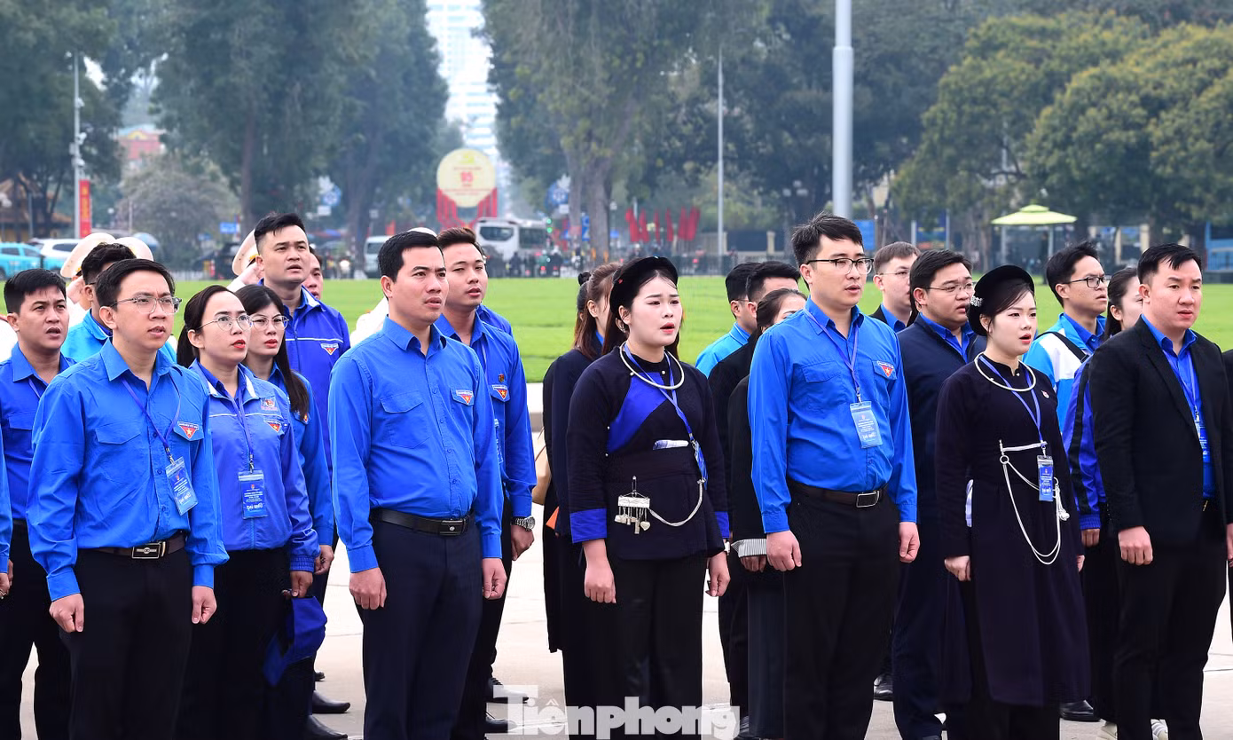 Các đại biểu nghiêm trang thực hiện nghi thức chào cờ tại lễ báo công dâng Bác. Ảnh: Xuân Tùng