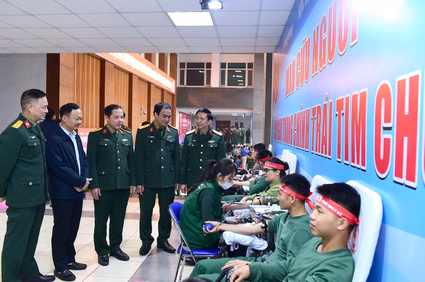 Lãnh đạo Học viện Hậu cần và đại diện Ban Tổ chức thăm hỏi, động viên cán bộ, giảng viên, nhân viên, chiến sĩ và học viên tham gia hiến máu.