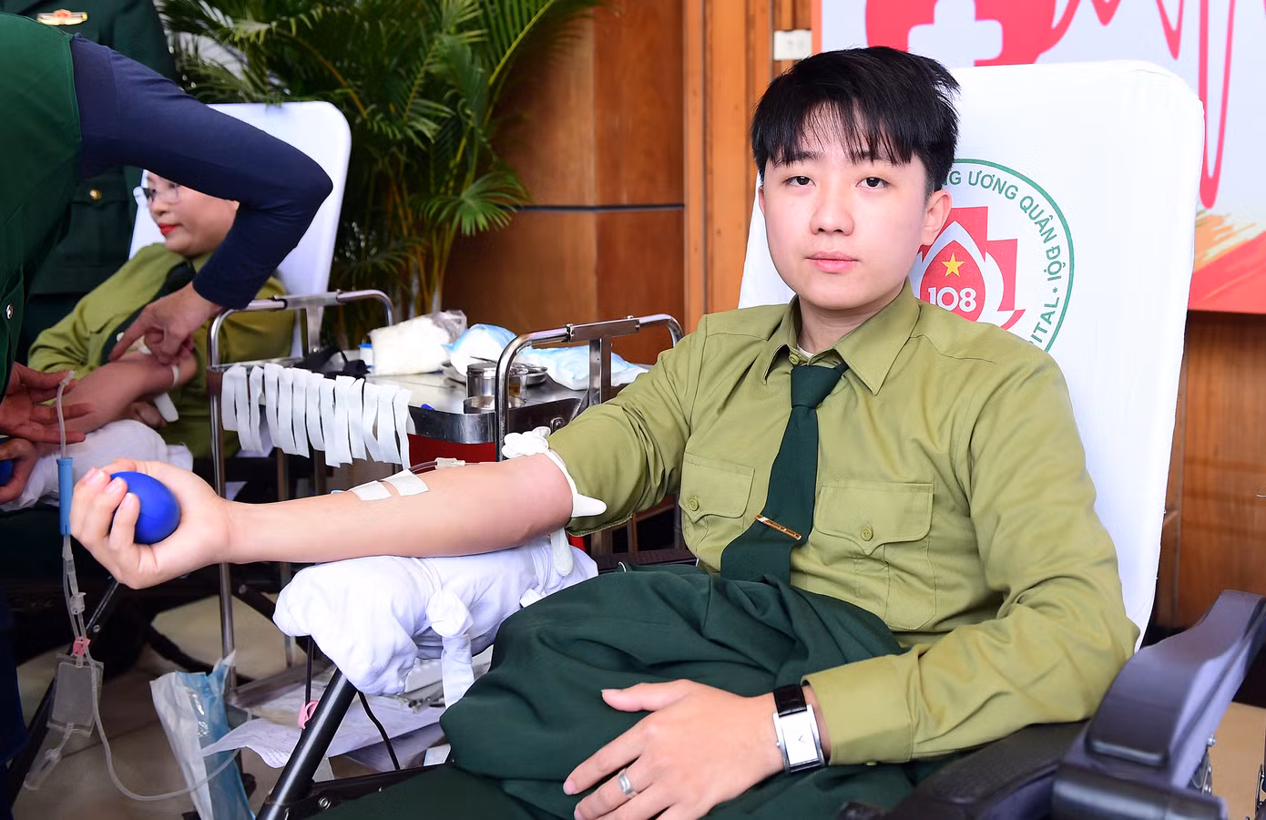 Anh Đặng Tuấn Anh - cán bộ trẻ của Học viện là một trong những người đầu tiên tham gia hiến máu tại chương trình. Đây là lần thứ hai, Tuấn Anh tham gia hiến máu.