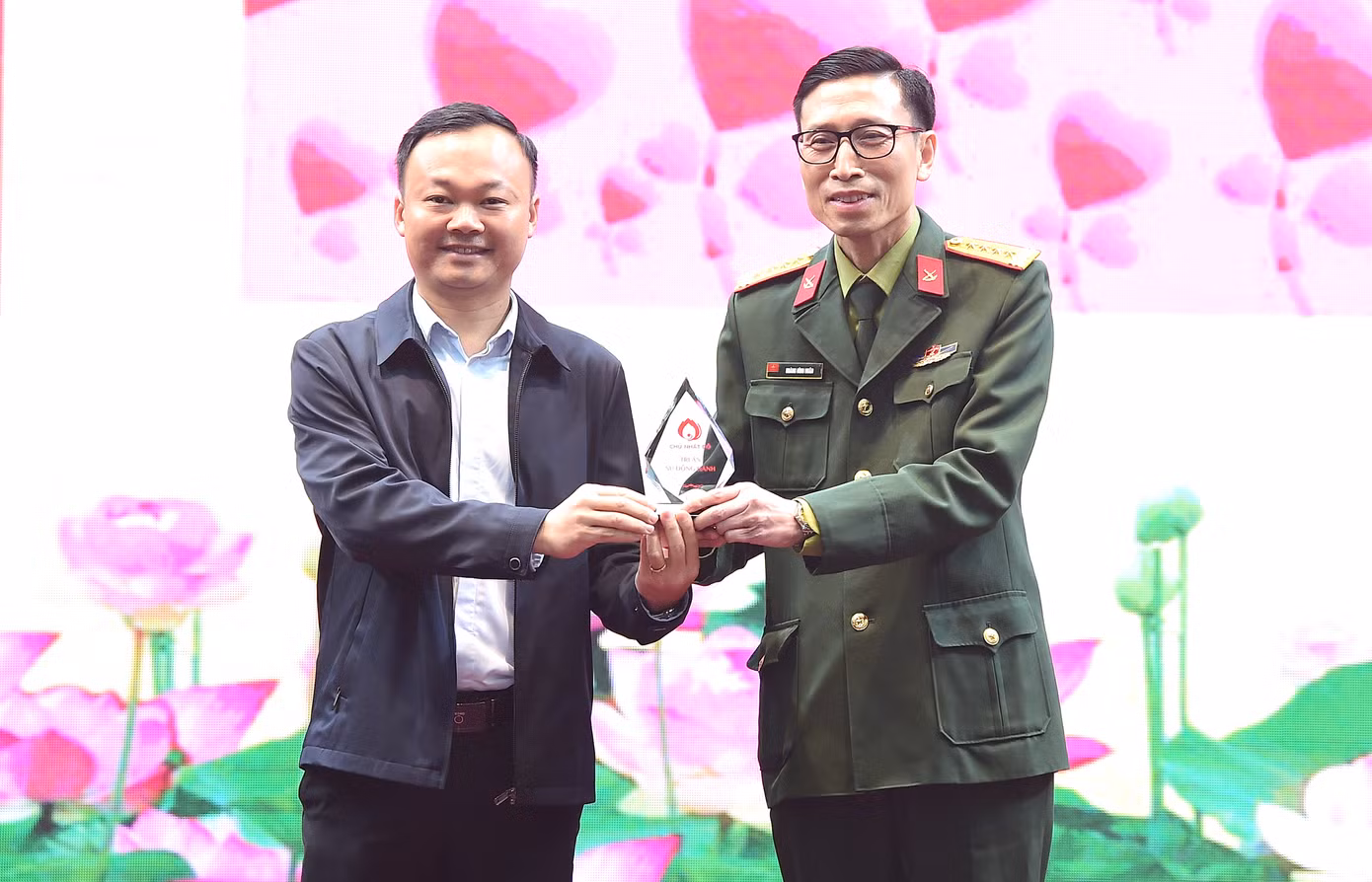 Nhà báo Phạm Tuấn Anh trao tặng Kỷ niệm chương Chủ Nhật Đỏ tới Học viện Hậu cần.