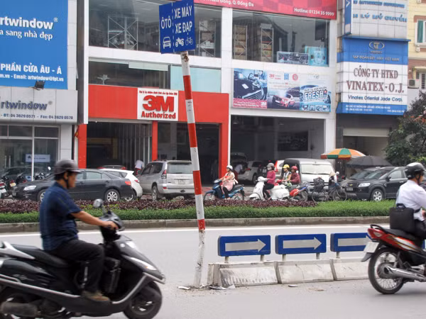 Cột phân làn giao thông trước số nhà 460 Xã Đàn (Đống Đa)bị đâm gần gãy