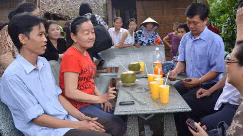 Vợ chồng chị Phượng trở về quê Giồng Trôm (Bến Tre) chiều 4-10 thăm bà con, hàng xóm trước khi đi trị bệnh - Ảnh: Viễn Sự