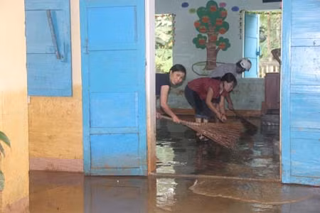 Thầy cô, trường tiểu học Nghĩa Chánh dọn vệ sinh sau khi lũ rút