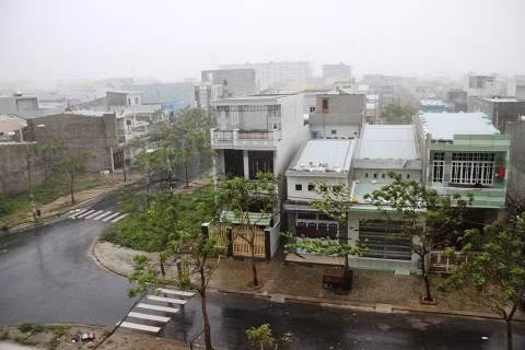 Đường phố vắng hoe, người dân chủ động ở trong nhà tránh bão