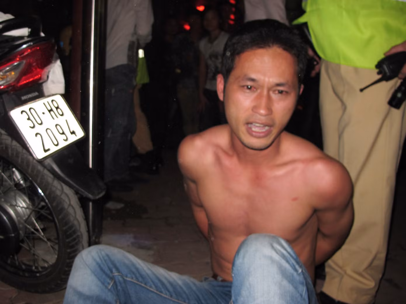 Đối tượng Dũng cởi áo chửi bới công an vì bị bắt không đội mũ bảo hiểm. Đối tượng Dũng cởi áo chửi bới công an vì bị bắt không đội mũ bảo hiểm
