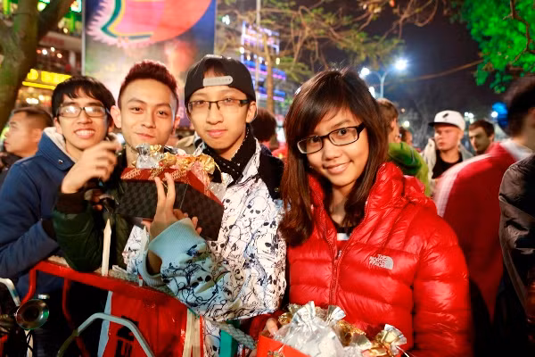 Bạn trẻ rạng rỡ xuống phố đón giao thừa