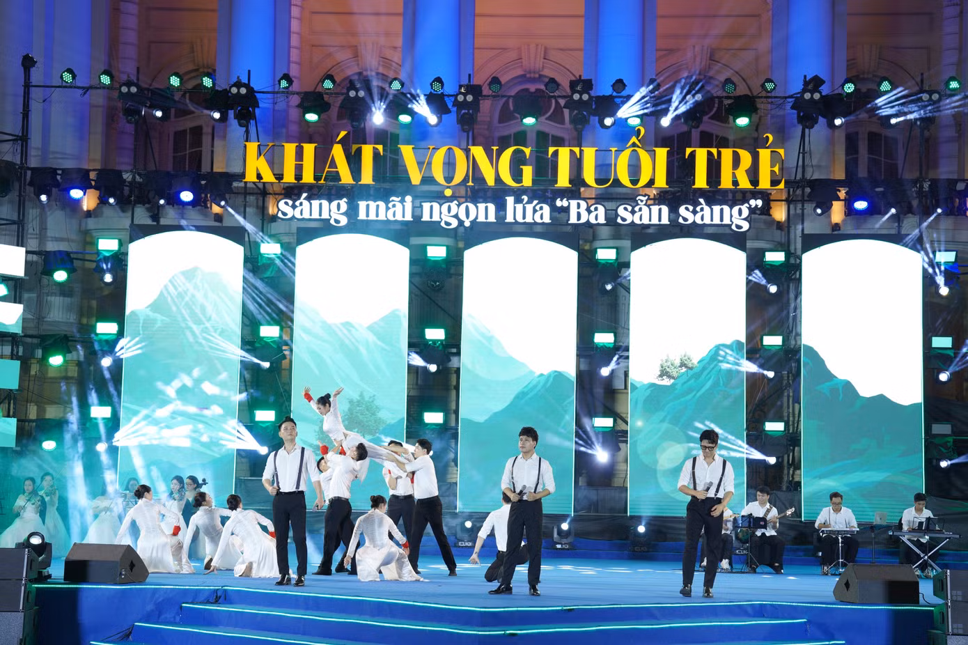 Chương trình chính luận nghệ thuật “Khát vọng tuổi trẻ - Sáng mãi ngọn lửa Ba Sẵn sàng” tái hiện lại những ngày tháng hào hùng, sục sôi khí thế của phong trào “Ba sẵn sàng”. Chương trình chính luận nghệ thuật “Khát vọng tuổi trẻ - Sáng mãi ngọn lửa Ba Sẵn sàng” tái hiện lại những ngày tháng hào hùng, sục sôi khí thế của phong trào “Ba sẵn sàng”.