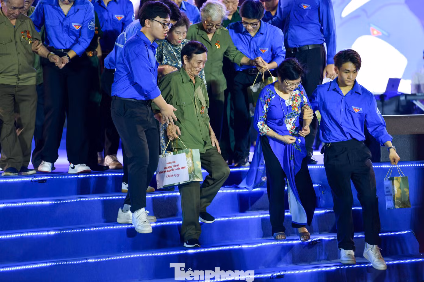 Phát huy truyền thống phong trào “Ba sẵn sàng”, Bí thư Thành Đoàn Hà Nội nhấn mạnh, mỗi bạn trẻ Thủ đô luôn xung phong đảm nhiệm khâu khó và khẳng định trách nhiệm đối với quốc gia, với TP Hà Nội bằng một khát vọng lớn, thông qua những hành động cụ thể, thiết thực. Phát huy truyền thống phong trào “Ba sẵn sàng”, Bí thư Thành Đoàn Hà Nội nhấn mạnh, mỗi bạn trẻ Thủ đô luôn xung phong đảm nhiệm khâu khó và khẳng định trách nhiệm đối với quốc gia, với TP Hà Nội bằng một khát vọng lớn, thông qua những hành động cụ thể, thiết thực.