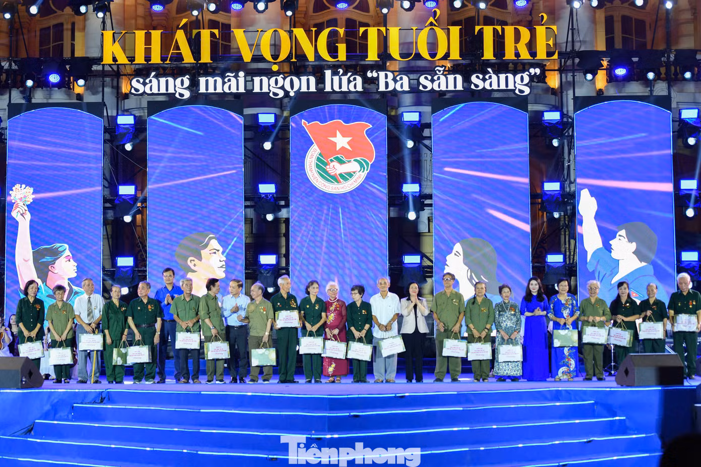 Lãnh đạo T.Ư và thành phố trao quà cho các nhân chứng lịch sử trực tiếp tham gia phong trào “Ba sẵn sàng”. Lãnh đạo T.Ư và thành phố trao quà cho các nhân chứng lịch sử trực tiếp tham gia phong trào “Ba sẵn sàng”.