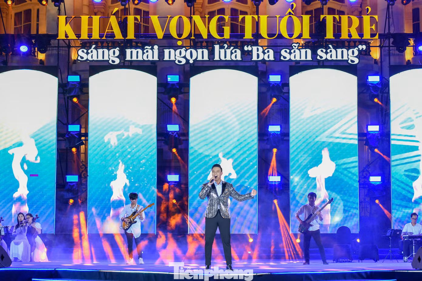 Tiết mục văn nghệ mở đầu chương trình chính luận nghệ thuật “Khát vọng tuổi trẻ - Sáng mãi ngọn lửa Ba sẵn sàng”. Tiết mục văn nghệ mở đầu chương trình chính luận nghệ thuật “Khát vọng tuổi trẻ - Sáng mãi ngọn lửa Ba sẵn sàng”.