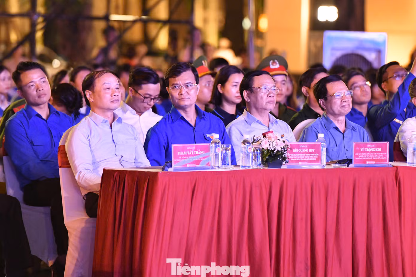 Các đại biểu tham dự chương trình. Các đại biểu tham dự chương trình.