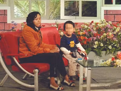 Hai mẹ con cô Lượm dởm trên chương trình Người xây tổ ấm của VTV1 Ảnh: Vietnamnet