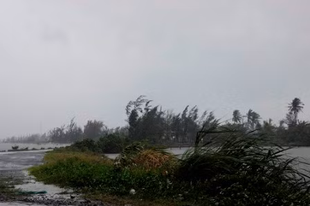 Gió thổi ràn rạt tại đầm Lập An và biển Lăng Cô, thị trấn Lăng Cô