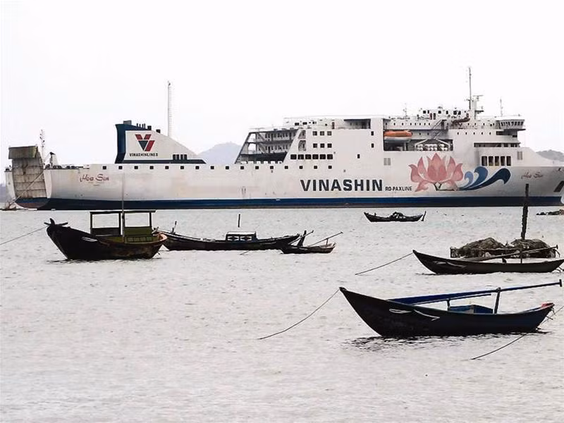 Tàu Hoa Sen được đầu tư 60 triệu Euro (1.300 tỷ đồng) nhưng không thể khai thác được và đang neo đậu tại Khánh Hòa - Ảnh: Đ.Quân