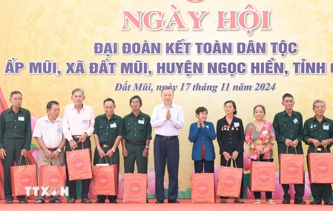 Tổng Bí thư Tô Lâm trao quà cho các gia đình chính sách. Ảnh: Thống Nhất/TTXVN.