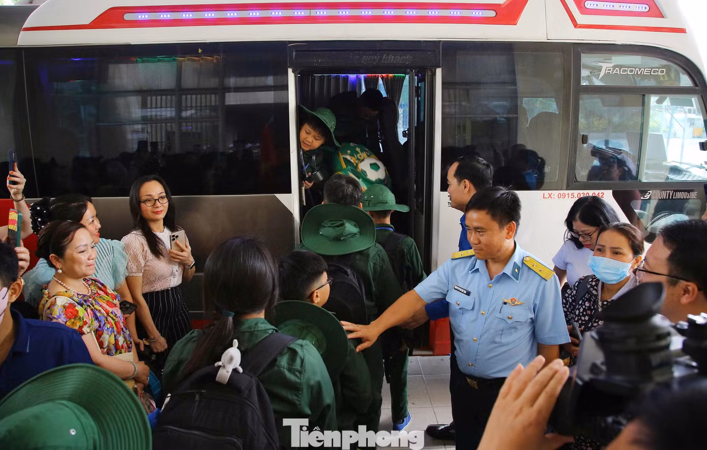 Chỉ huy Trung đoàn Trung đoàn tên lửa 250 động viên các "chiến sĩ nhí". Chỉ huy Trung đoàn Trung đoàn tên lửa 250 động viên các "chiến sĩ nhí".