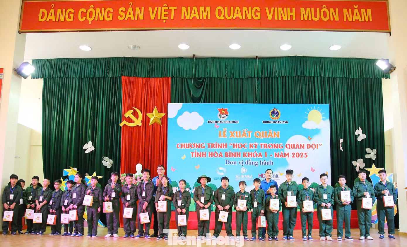Tỉnh Đoàn Hòa Bình tặng quà các "chiến sĩ nhí". Tỉnh Đoàn Hòa Bình tặng quà các "chiến sĩ nhí".