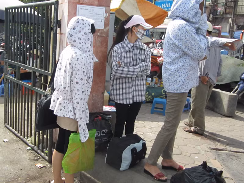 Rất nhiều thí sinh phải chờ ở ngoài cổng bến xe