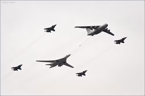 Đội hình diễu hành đường không gồm máy bay tiếp dầu IL-78, máy bay tấn công chiến lược Tu-160 và 2 cặp máy bay tiêm kích hộ tống Mig-31B (Photo of Oleg Ivanov)