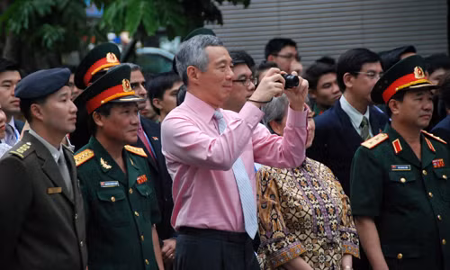 "Tay máy" Lý Hiển Long. "Tay máy" Lý Hiển Long.