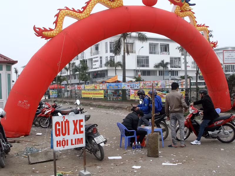 Nơi gửi xe đối diện đường dẫn vào Hội Lim. Xe máy 20.000 đồng/xe máy; 70.000 đồng/ô tô