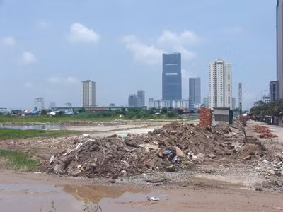 Dự án công viên Nhân Chính nay là nơi đổ rác thải, kim tiêm Ảnh: Hà Anh