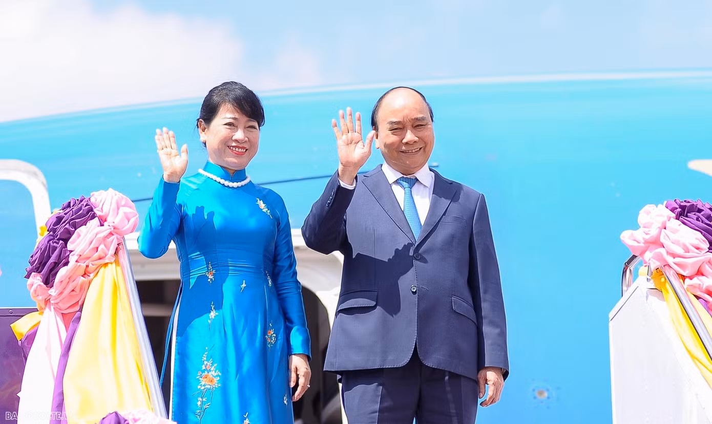 Chủ tịch nước Nguyễn Xuân Phúc và phu nhân Trần Nguyệt Thu đến sân bay Không quân Hoàng gia Thái Lan,ngày 16/11. (Ảnh: Nguyễn Hồng)