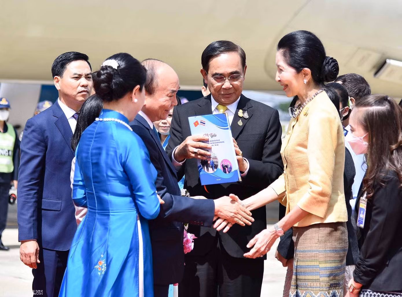 Thủ tướng Thái Lan Prayut Chan-o-cha và phu nhân đón Chủ tịch nước Nguyễn Xuân Phúc và phu nhân tại sân bay. (Ảnh: Nguyễn Hồng)