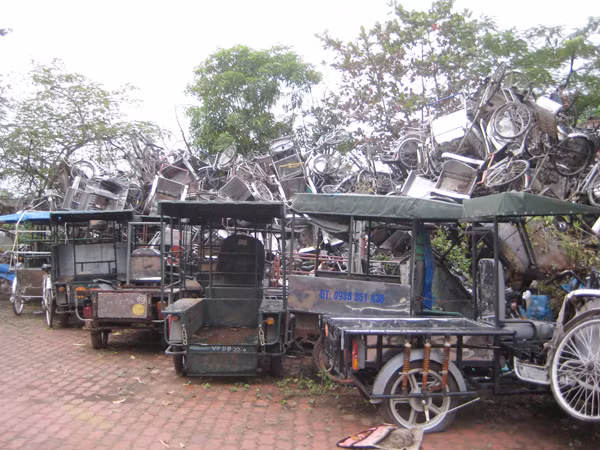 Phương tiện bị thu giữ phơi mưa nắng ở điểm giữ xe Bồ Đề