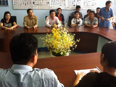 Ông Nguyễn Tấn Thanh và luật sư được giới thiệu Nguyễn Trường Hải (thứ 2 và 3 từ trái), tại cuộc họp lấy chữ ký của nông dân sáng 26/10. Ảnh: SÁU NGHỆ