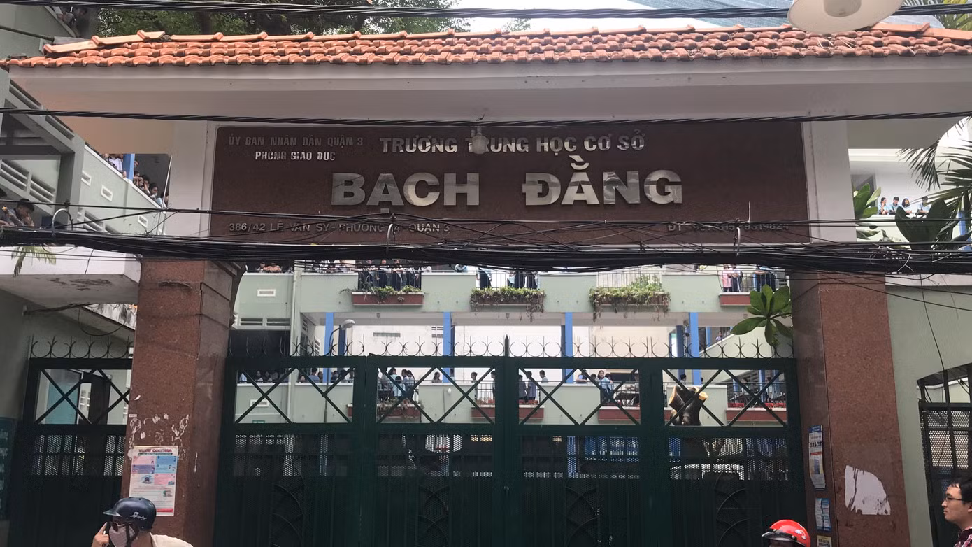 Sáng 27/5, học sinh THCS Bạch Đằng được ra về bằng cổng giữ xe thay vì đi cổng chính ảnh 2