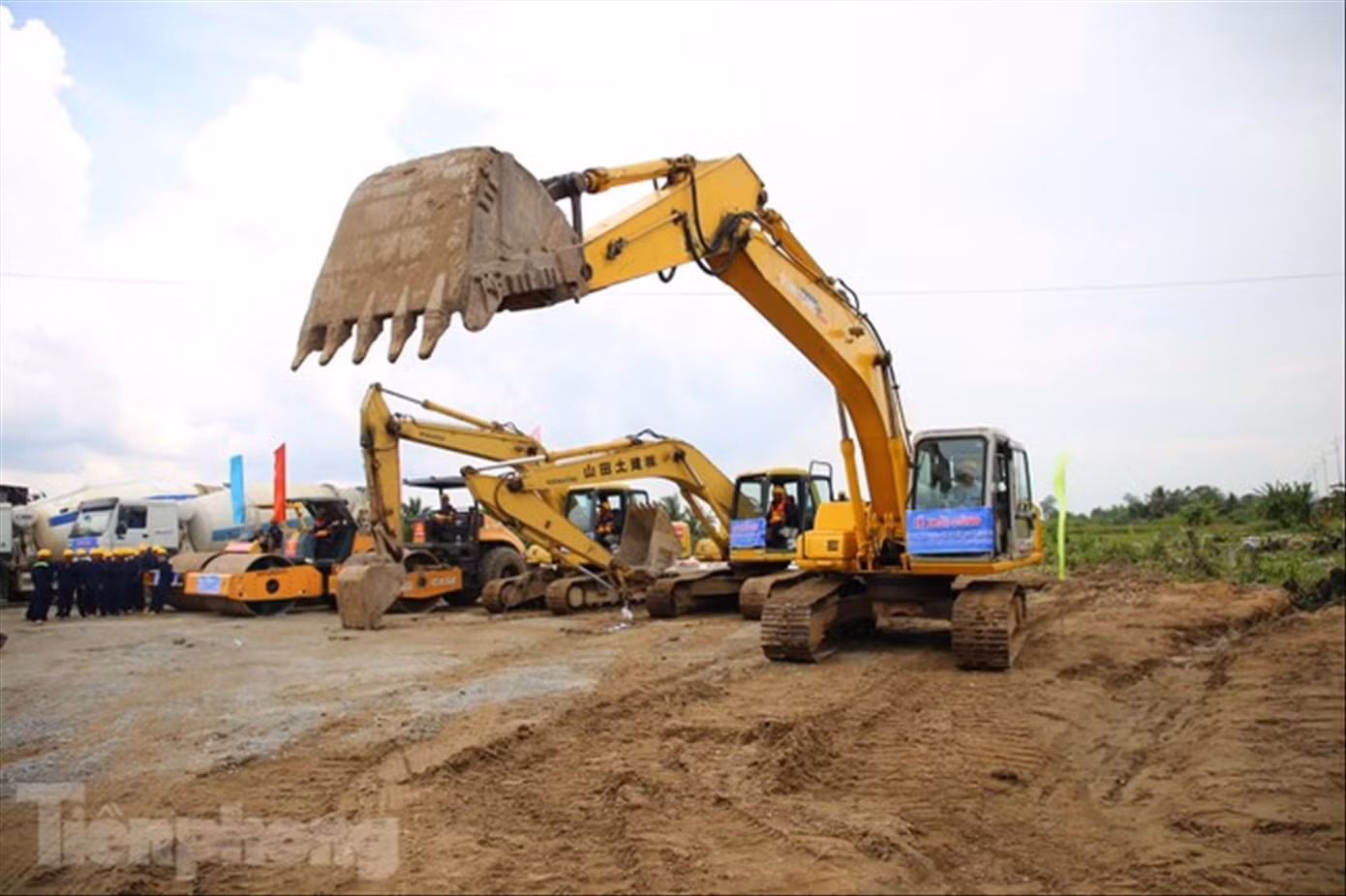 Dự án đường cao tốc Châu Đốc - Cần Thơ - Sóc Trăng đang thiếu hụt nguồn cát và đá. Ảnh: Nhật Huy Dự án đường cao tốc Châu Đốc - Cần Thơ - Sóc Trăng đang thiếu hụt nguồn cát và đá. Ảnh: Nhật Huy
