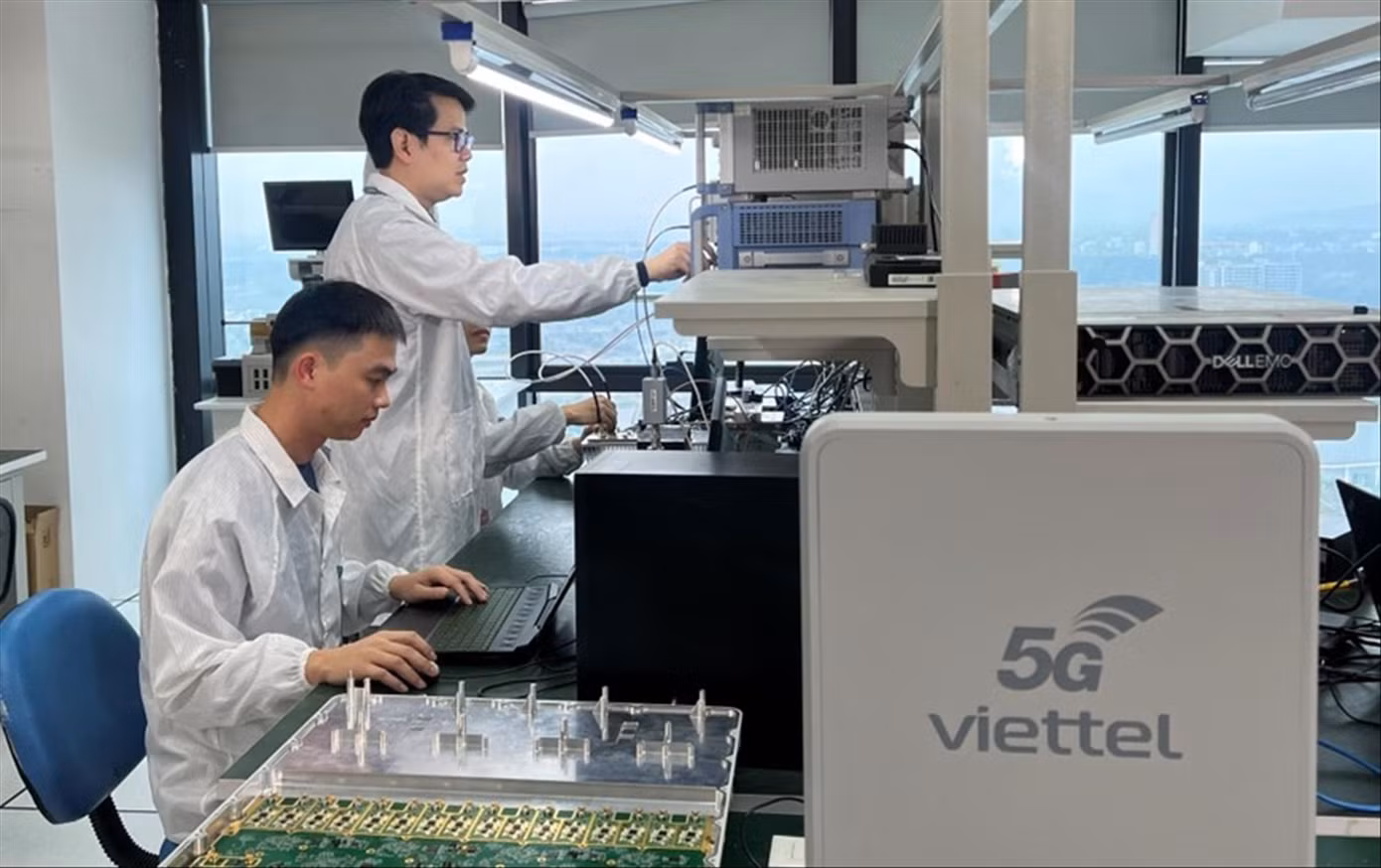 Công trình nghiên cứu trạm thu phát gốc 5G là một trong 14 công trình của VHT đoạt Giải thưởng Tuổi trẻ Sáng tạo trong Quân đội lần thứ 25. Công trình nghiên cứu trạm thu phát gốc 5G là một trong 14 công trình của VHT đoạt Giải thưởng Tuổi trẻ Sáng tạo trong Quân đội lần thứ 25.