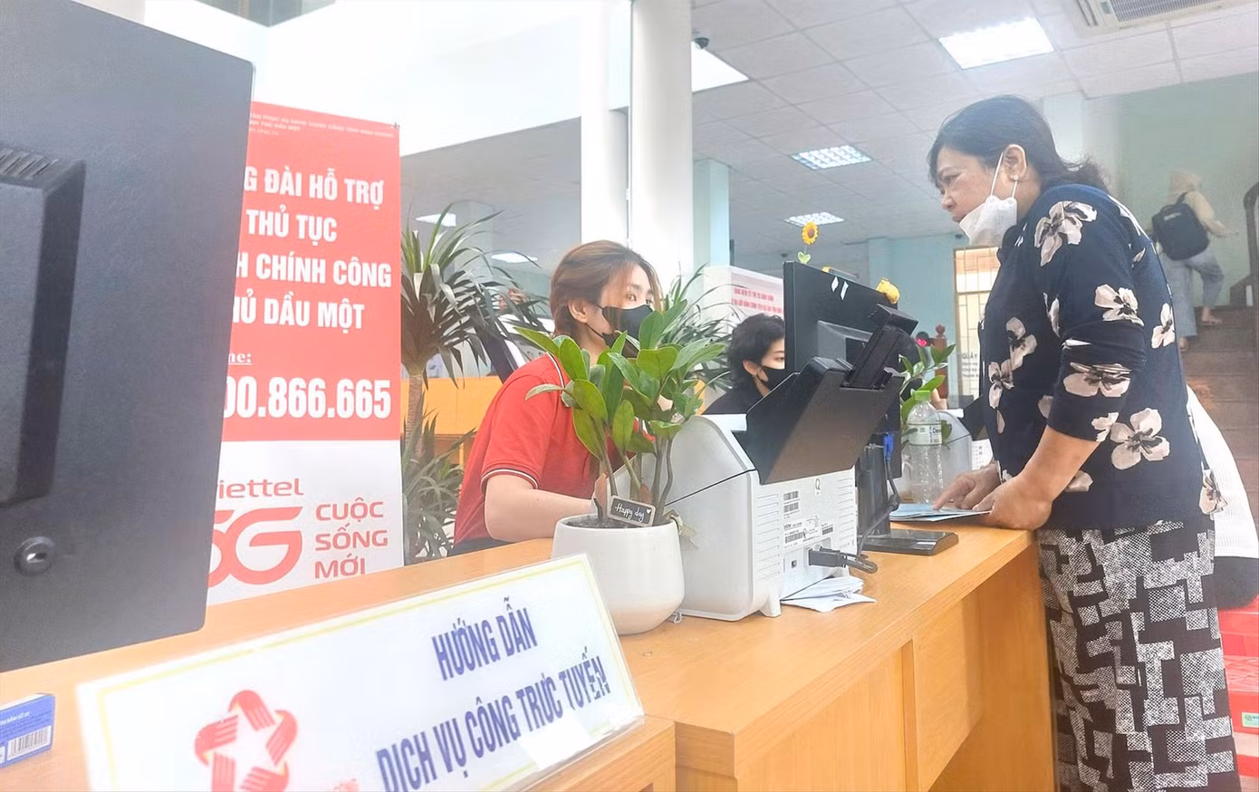 Người dân Bình Dương lần đầu đến phường mới giải quyết thủ tục hành chính. Ảnh: H.Chi Người dân Bình Dương lần đầu đến phường mới giải quyết thủ tục hành chính. Ảnh: H.Chi