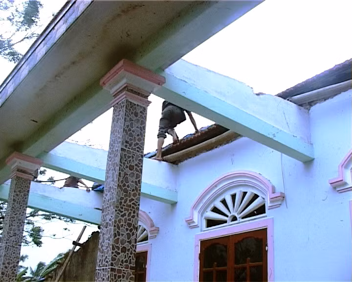 cửa tại xã Lộc An, Phú Lộc (TT-Huế) bị tốc mái sau trận lốc xoáy. Ảnh: Ngọc Văn