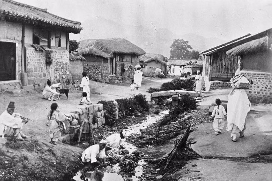 Lúc bầy giờ, Bình Nhưỡng có khoảng 200.000 người dân và quá trình công nghiệp hóa bắt đầu 