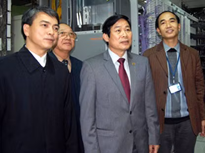 Ông Trần Mạnh Hùng (ngoài cùng bên trái) giới thiệu hệ thống mạng viễn thông của Hà Nội với Bộ trưởng Bộ Thông tin và Truyền thông Nguyễn Bắc Son - Ảnh: ITCnews.